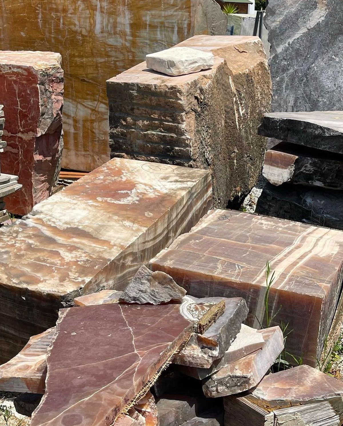 Cutting large marble blocks on the gang-saw line